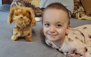 Pomôžme malému Tobiaskovi postaviť sa na nohy