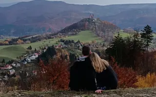 Buďte pri zrode knihy DVE v JEDNOM.  Pomôžete šíriť človečinu, radosť a svetlo.