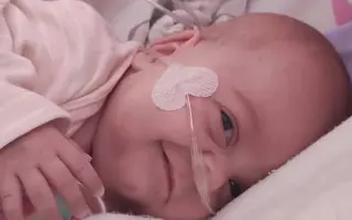 Pomôžme Emmke v obrovskej túžbe chodiť a napredovať Pomôžme Emmke v obrovskej túžbe chodiť a napredovať