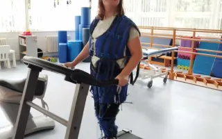 Pomôžte Lenke zlepšiť fyzické zdravie vďaka intenzívnej rehabilitácii