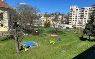 Pomôžme pánovi školníkovi vytvárať krajšie miesto pre deti
