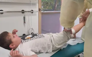 Maximkov boj za pevnejší krok: Pomôžme mu pokračovať v rehabilitáciách