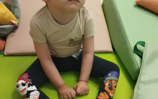 Pomôžme malému Tobiaskovi postaviť sa na nohy