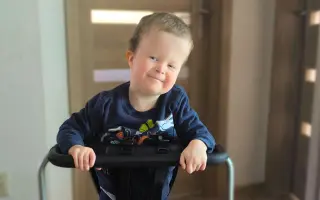 Pomôžme 4-ročnému Samkovi postaviť sa na vlastné nohy Pomôžme 4-ročnému Samkovi postaviť sa na vlastné nohy