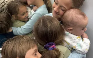 Pomôžme znovu začať rodine, ktorá unikla plameňom