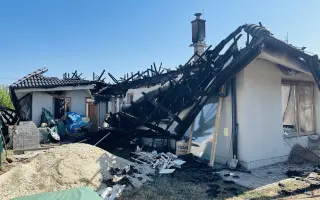 Plamene im vzali nový domov. Pomôžme Réke a Adamovi postaviť ho znova.