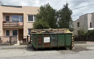 Pomôžte Miroslavovi s rodinou opraviť strechu, ktorú im zničila víchrica