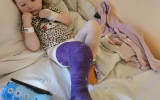 Trojročná Vikinka namiesto hier trávi detstvo v sadre a nemocniciach