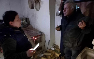 Obyčajné sviečky pre ľudí v Ukrajine (pretože nemajú elektrinu dva roky)