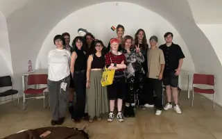 Zachráňme bezpečné miesto pre kvír mládež s Liberty Simon