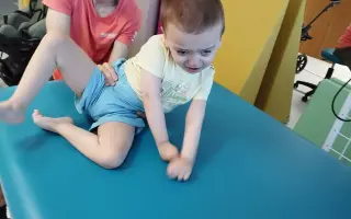 Pomôžme malému Tobiaskovi postaviť sa na nohy