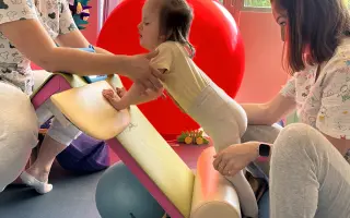 Pomôžme Emke urobiť krok vpred