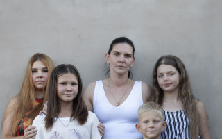 Záchranárka Nikola, babka a 5 detí - pomôžme im s bežným životom