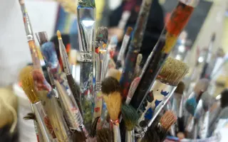 Pomôžte vystaviť detskú tvorbu tak, ako si deti zaslúžia