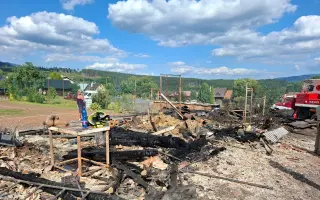 Požiar im za pár minút vzal domov. Pomôžme rodinám v Braväcove začať odznova.