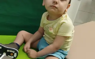 Pomôžme malému Tobiaskovi postaviť sa na nohy