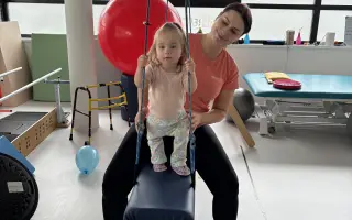 Pomôžme Zuzke urobiť prvé samostatné kroky