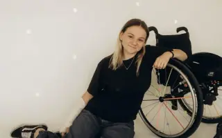 Vozík ju nezastaví: Pomôžte Lili študovať v Nórsku a žiť samostatne