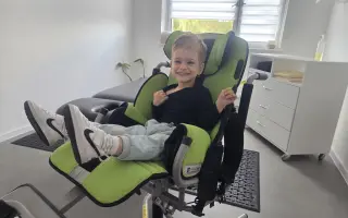 Pomôžme Emmke v obrovskej túžbe chodiť a napredovať Pomôžme Emmke v obrovskej túžbe chodiť a napredovať