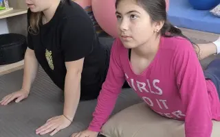 Pomôžme Miuške pokračovať v terapiách, ktoré jej menia život