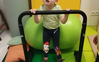 Pomôžme malému Tobiaskovi postaviť sa na nohy