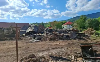 Požiar im za pár minút vzal domov. Pomôžme rodinám v Braväcove začať odznova.