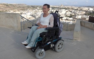 Pomôžme Daniele získať špeciálny elektrický vozík | Let’s help Daniela get a special electric wheelchair