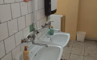 Pomôžme deťom v Kladzanoch získať dôstojné toalety