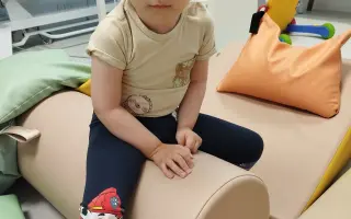 Pomôžme malému Tobiaskovi postaviť sa na nohy