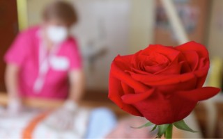 ZOMRI dôstojne. Aby sa tak mohlo stať, 9 hospicov musí prežiť. Podporme ich.