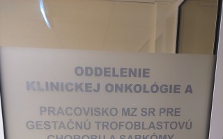 Udržme strechu nad hlavou rodine, ktorá kvôli ťažkej chorobe prišla o maminu