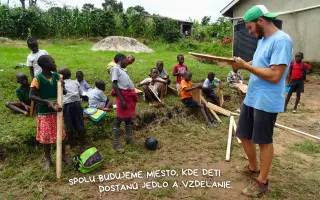 S prázdnym bruchom sa učí ťažko: Školská kuchyňa pre deti v Ugande
