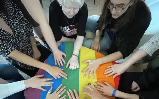Zachráňme bezpečné miesto pre kvír mládež s Liberty Simon