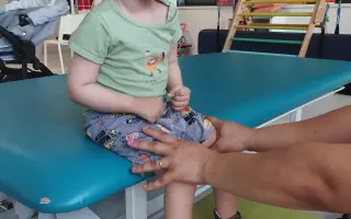 Pomôžme malému Tobiaskovi postaviť sa na nohy