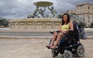 Pomôžme Daniele získať špeciálny elektrický vozík | Let’s help Daniela get a special electric wheelchair