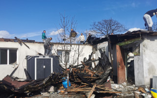 Pomoc, vyhoreli sme! | Karin s rodinou prišli o strechu nad hlavou, pomôžme im.