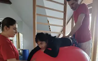Pomôžme Miuške pokračovať v terapiách, ktoré jej menia život