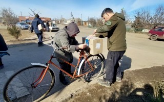 Obyčajné sviečky pre ľudí v Ukrajine (pretože nemajú elektrinu dva roky)