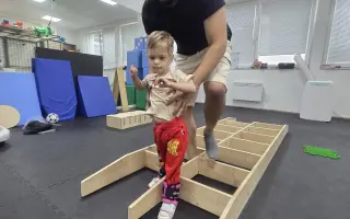 Pomôžme Emmke v obrovskej túžbe chodiť a napredovať Pomôžme Emmke v obrovskej túžbe chodiť a napredovať