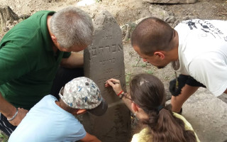 Podporte záchranu židovského cintorína v obci Sokolce | Kérjük támogassa a lakszakállasi zsidó temető megmentését