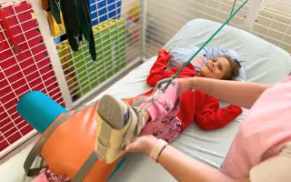 Dve sestry, dva osudy. Pomôžte 10-ročnej Nadji postaviť sa na vlastné nohy. Dve sestry, dva osudy. Pomôžte 10-ročnej Nadji postaviť sa na vlastné nohy.