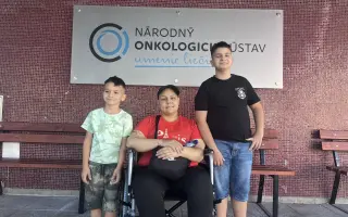 Pomôžme Denise zvládnuť dlhodobú liečbu a zostať pri deťoch