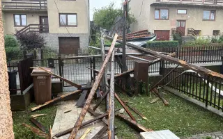 Pomôžte Miroslavovi s rodinou opraviť strechu, ktorú im zničila víchrica