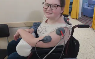 Karolína prekonala nádor aj porážku. Pomôžme jej opäť samostatne kráčať.