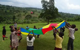 S prázdnym bruchom sa učí ťažko: Školská kuchyňa pre deti v Ugande