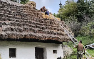 Zachráňme spolu posledný dom so slamenou strechou v Bartošovej Lehôtke