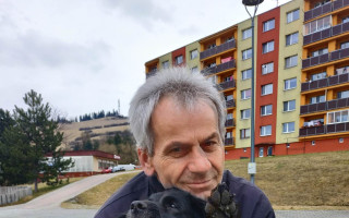 Podporme pána Miloslava a jeho psíka a zabezpečme im strechu nad hlavou