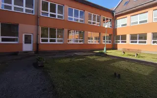 Ži s nami cez prestávky. Obnovme átrium školy.