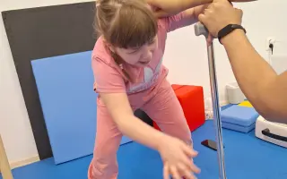 Sofinka chce chodiť. Pomôžme jej k tomu rehabilitáciami.