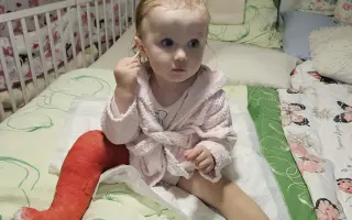 Trojročná Vikinka namiesto hier trávi detstvo v sadre a nemocniciach